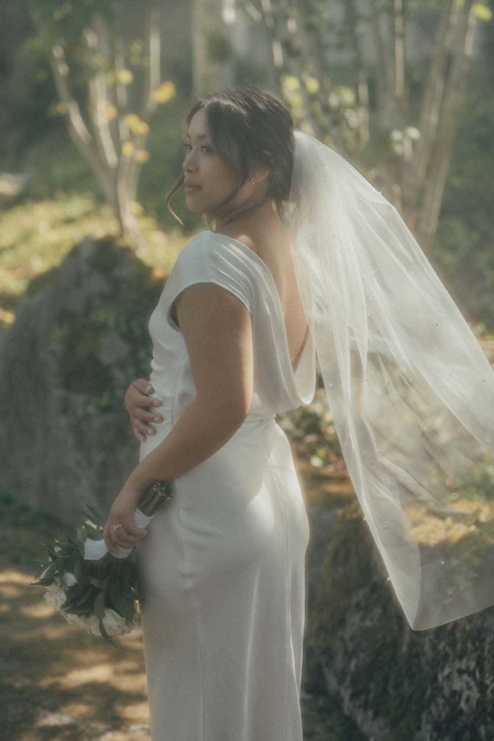 bridal portrait bride with veil and bouquet