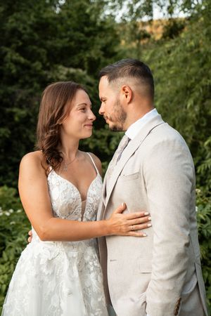 Esküvői kreatív fotózás szabadtéren, egymáshoz közel álló párral