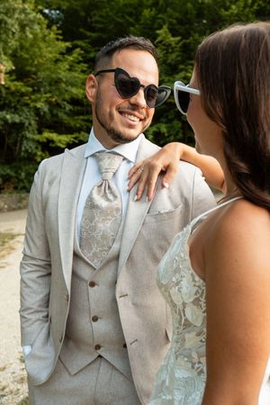 Esküvői kreatív fotózás szabadtéren, elegáns közeli páros portréval.