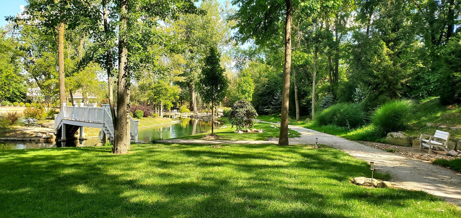 Lush green park at Swan Lake Event Center Wedding Venue