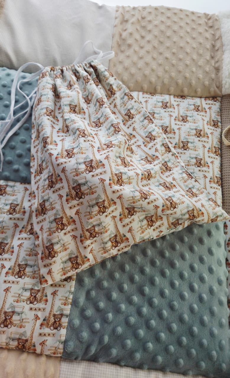 Baby quilt set with safari animal print drawstring bag, featuring teddy bears and giraffes on soft minky fabric.