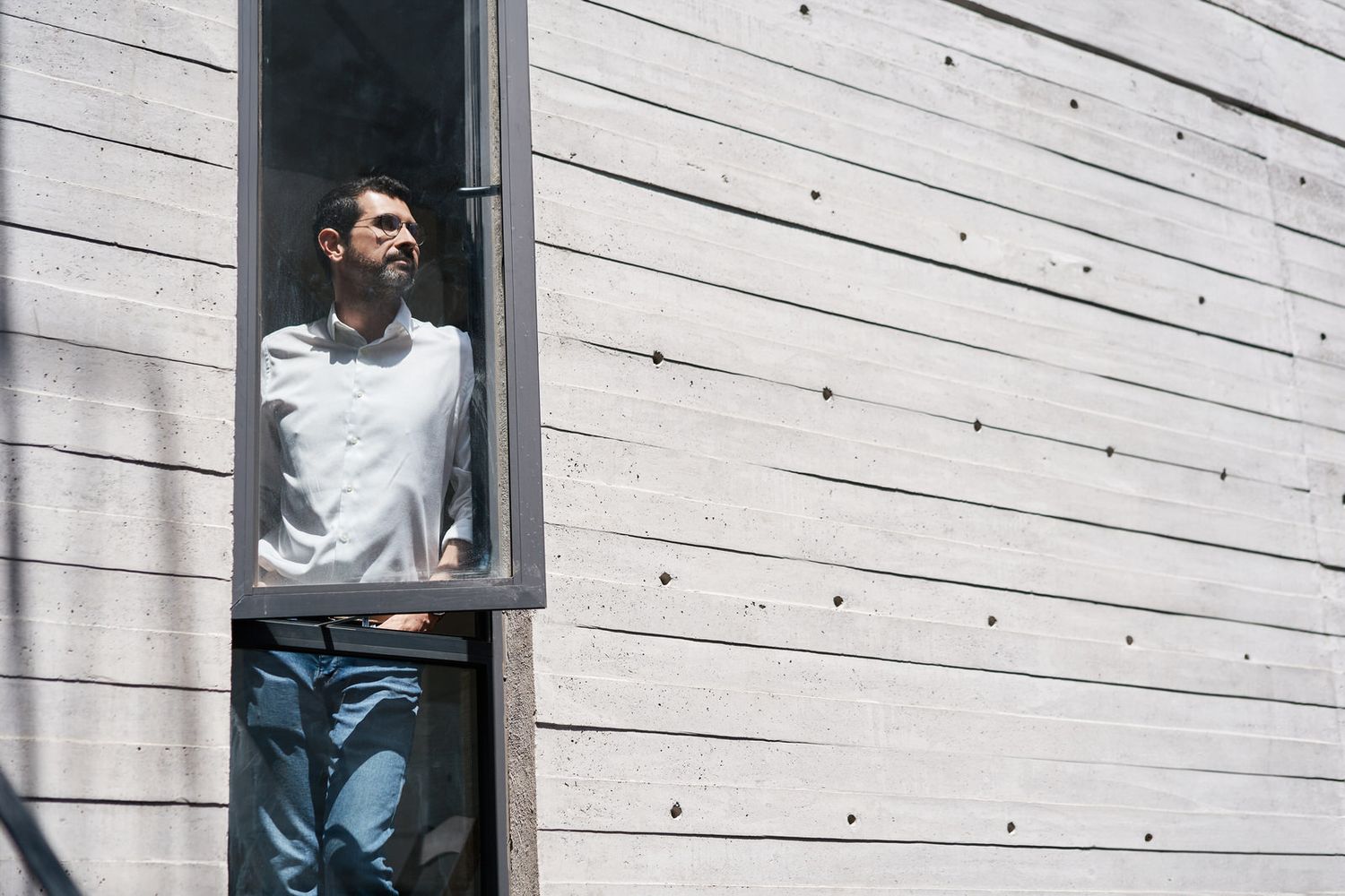 Fotografía editorial de Pepe Villatoro junto a una ventana realizada para un reportaje de Welcome to the Jungle