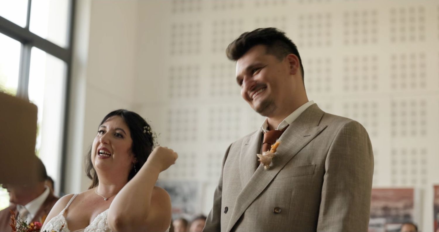 Justine et Ludovic sourient pendant leur cérémonie civile à Puyloubier, image extraite de leur film de mariage.