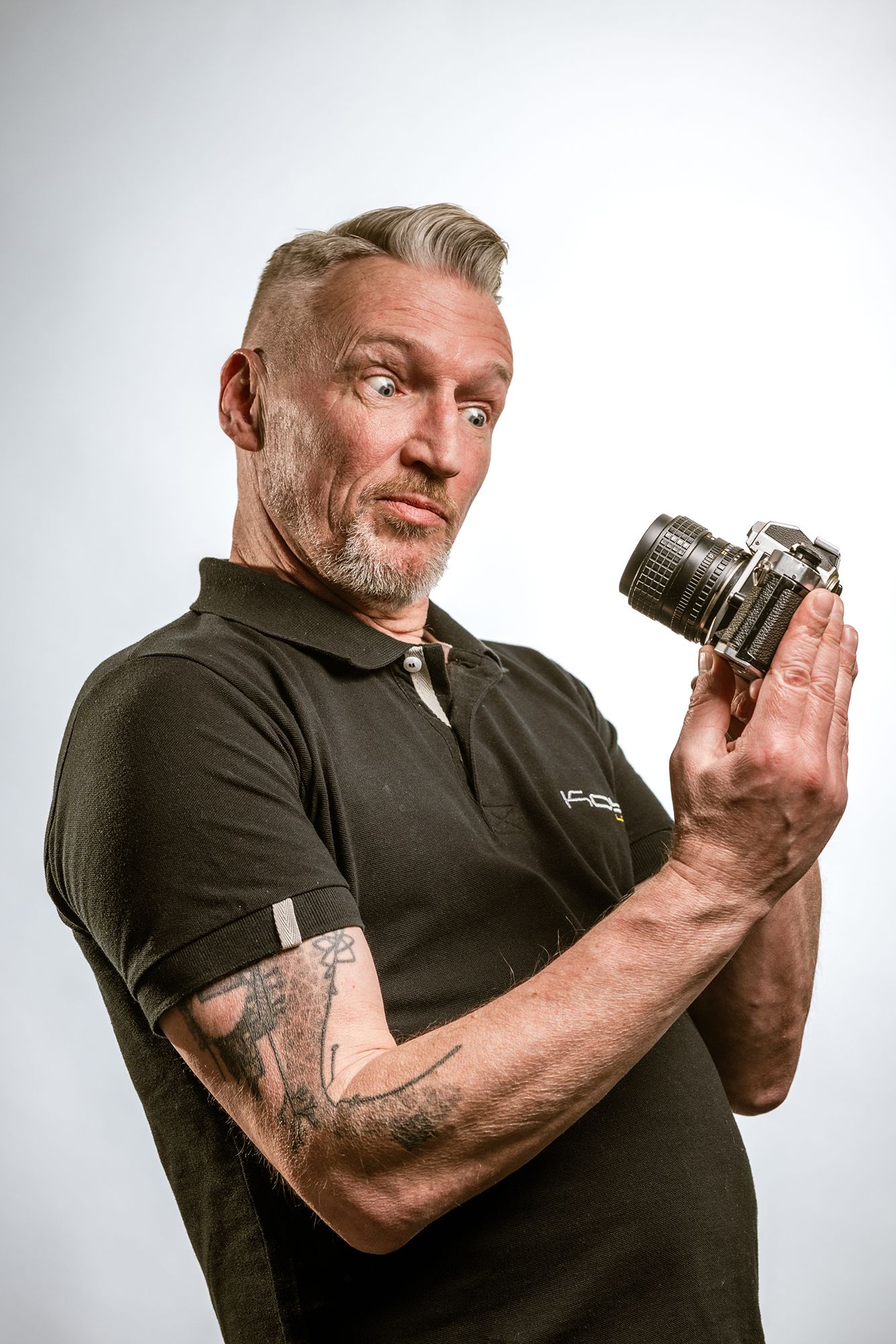 Zelfportret van fotograaf Bart Boodts in de studio met een camera
