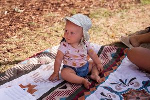 Baby bei einem entspannten Familienshooting