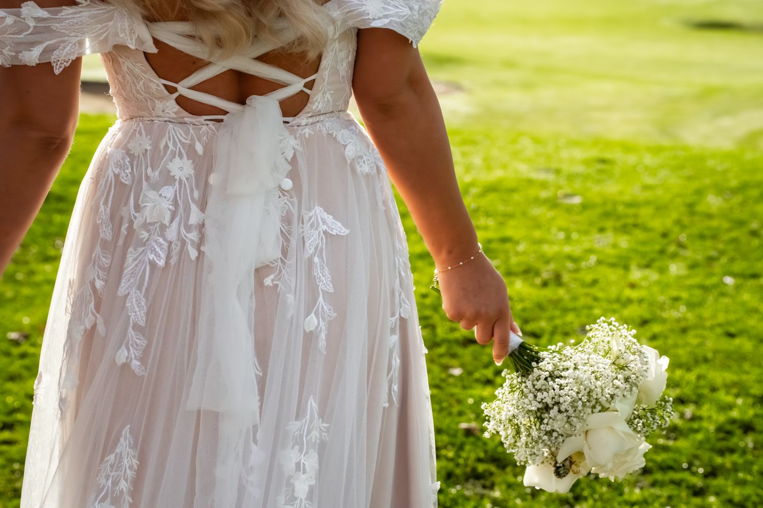 Bild von einer Frau mit einem Blumenstrauß in der Hand