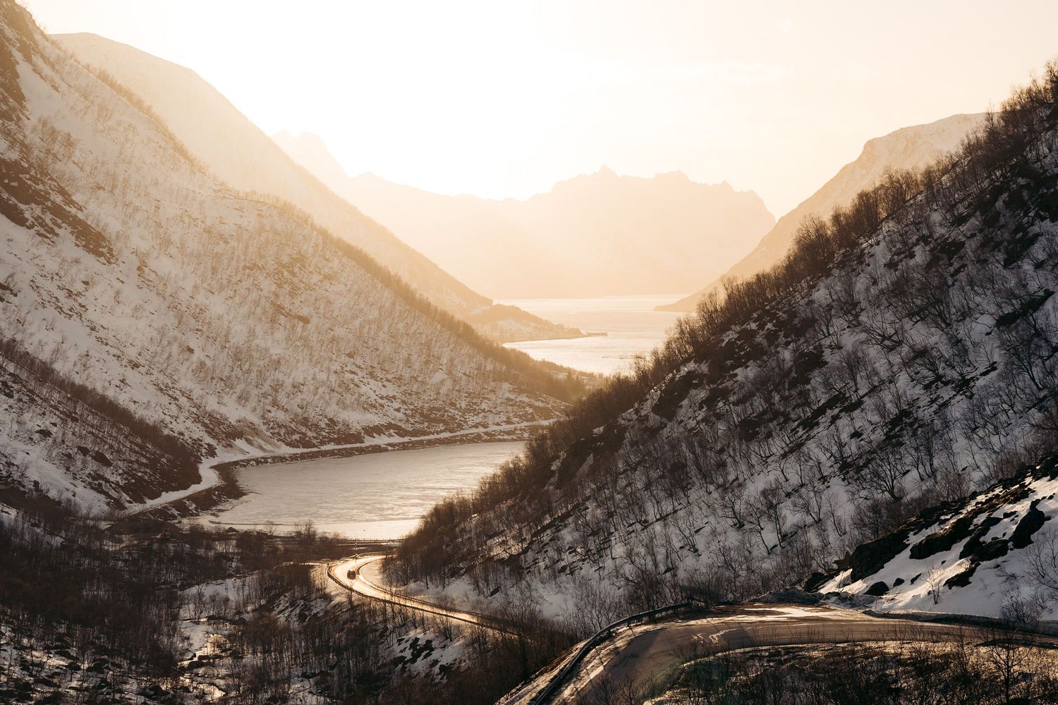 sifjord au coucher du soleil en hiver
