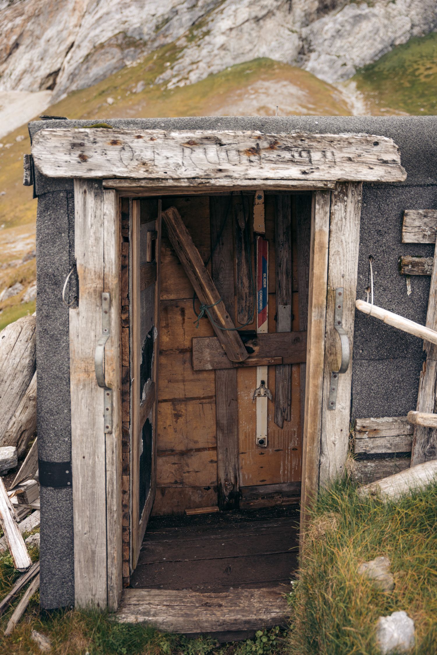 Porte ouverte de la cabane de refuge de Gnålloden sur un intérieur en bois brut