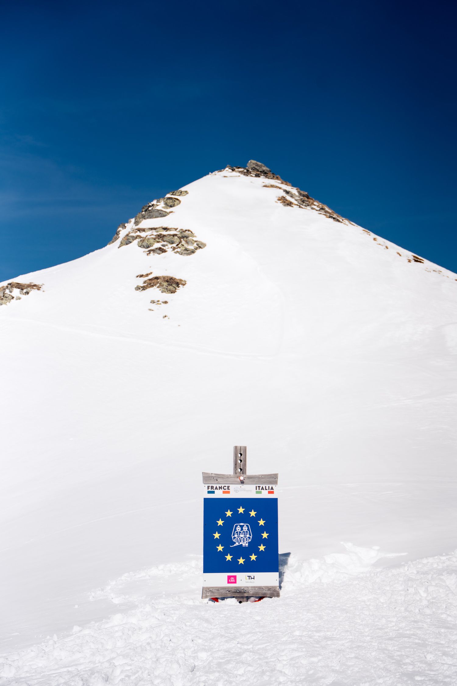 panneau de la frontière france italie du domaine skiable san bernardo
