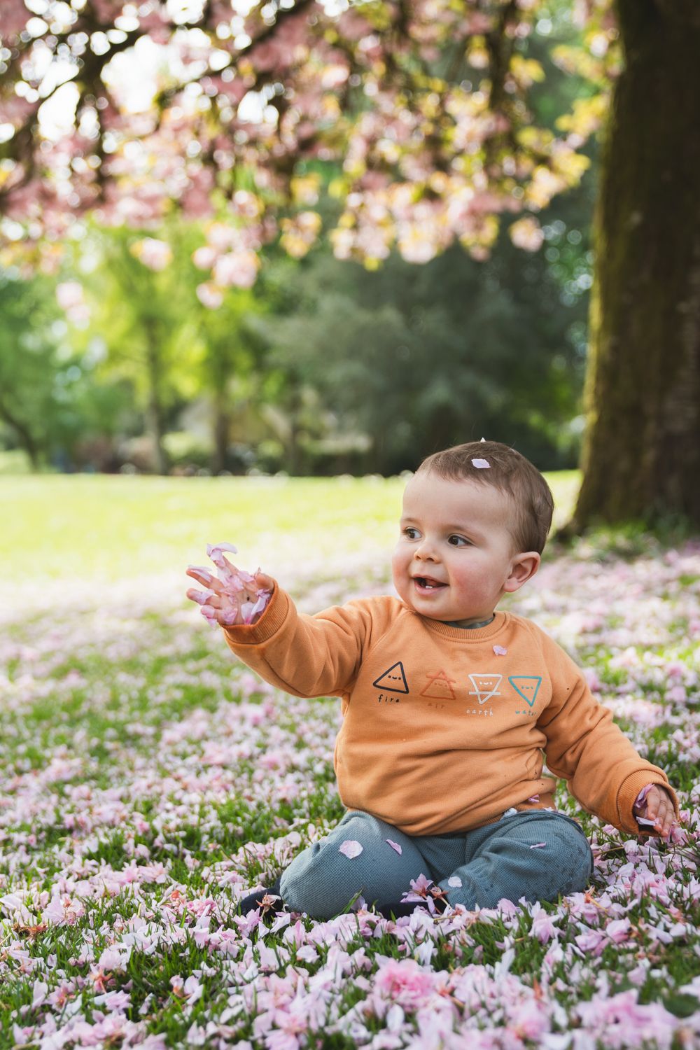 Séance photo bébé sous un arbre en fleurs autour de Châteaugiron