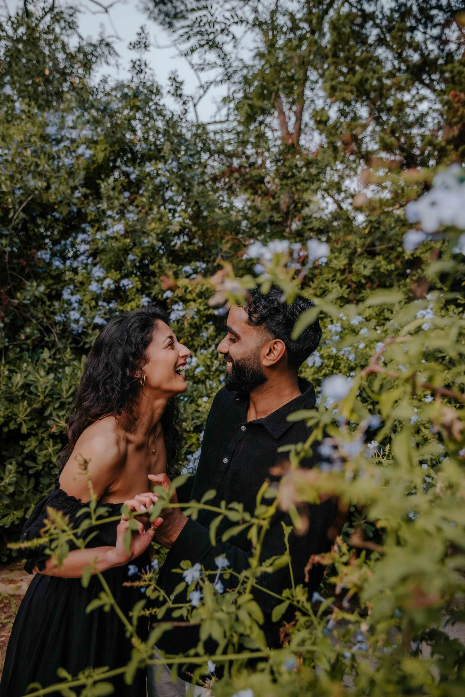 Quiet golden hour couple photography at Jardines de Laribel Barcelona sharing private sunset moments away from the city.