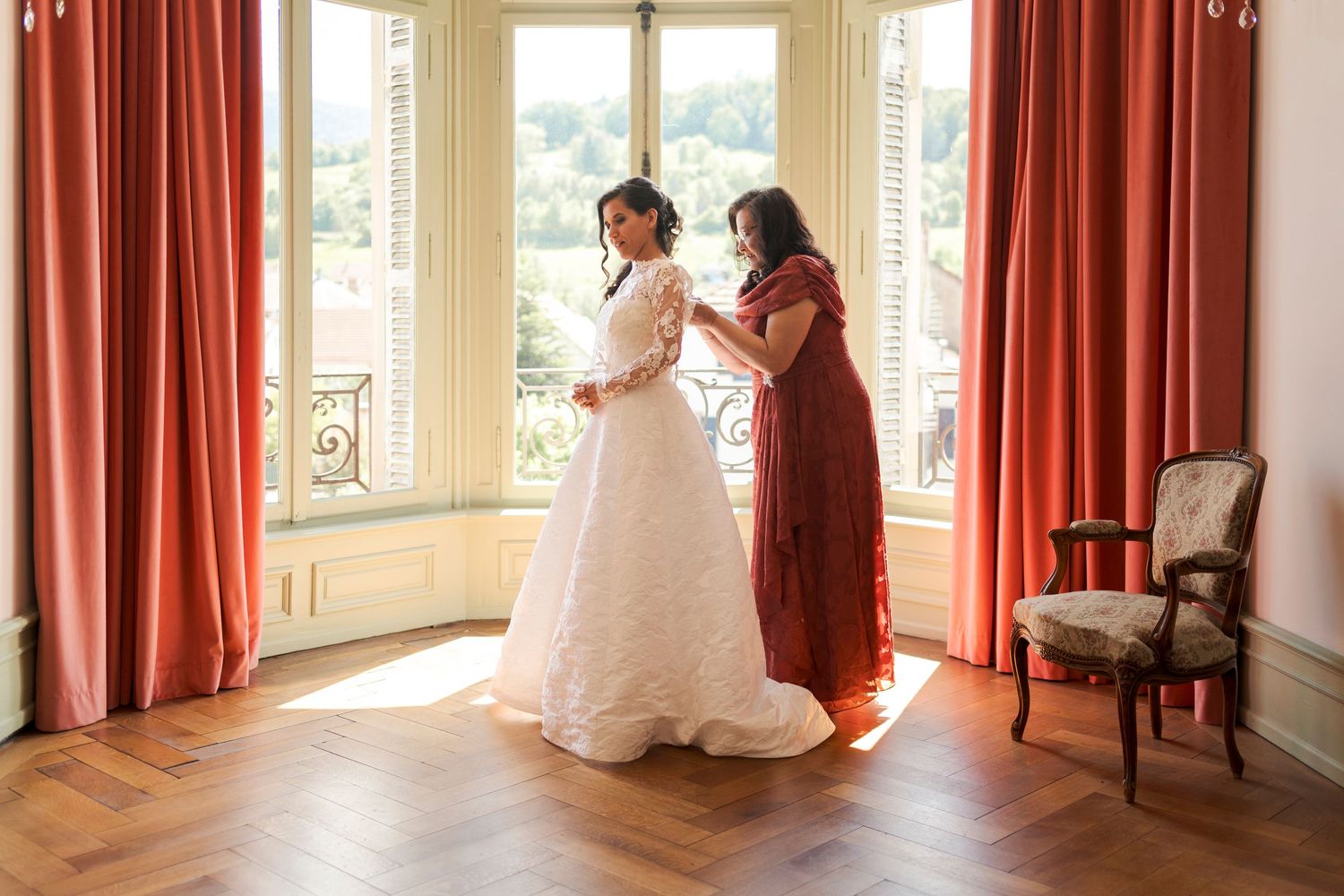 Préparatif de la mariée au château Burrus en Alsace