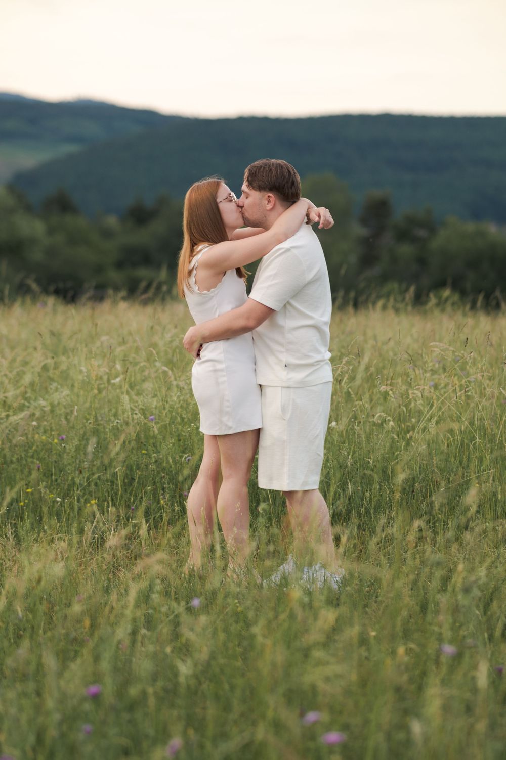 Couple riant naturellement pendant une séance photo en extérieur en Alsace.