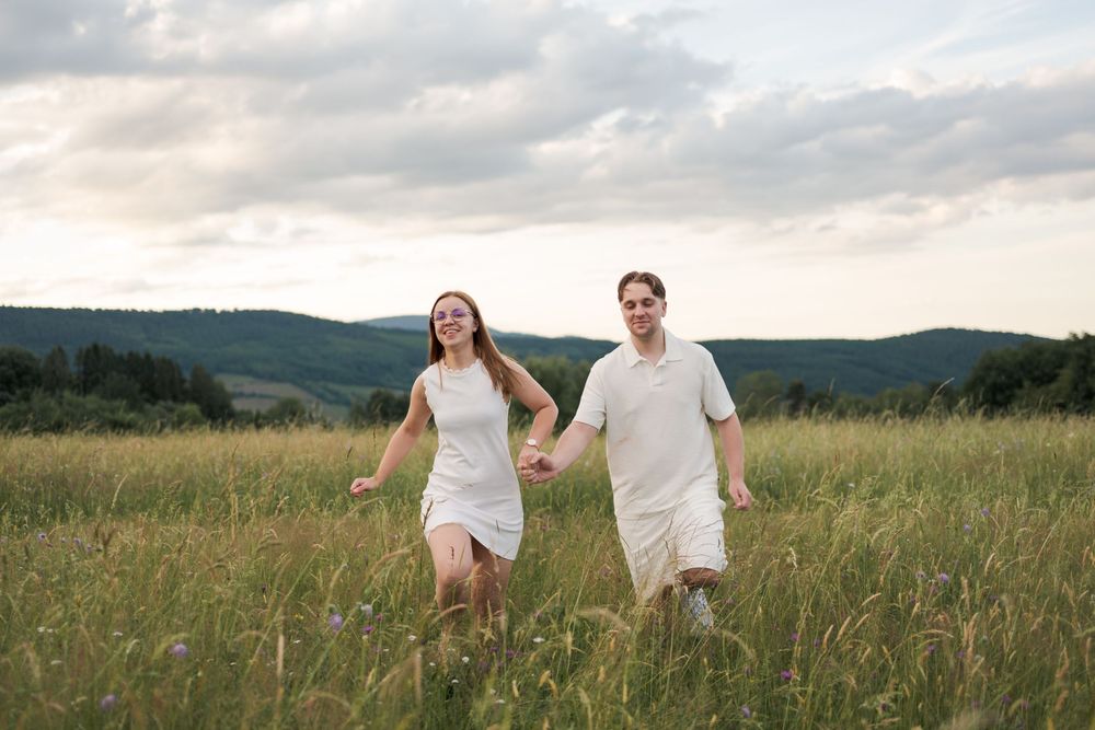 Portrait lifestyle de Chloé et Simon dans une clairière au coucher du soleil.