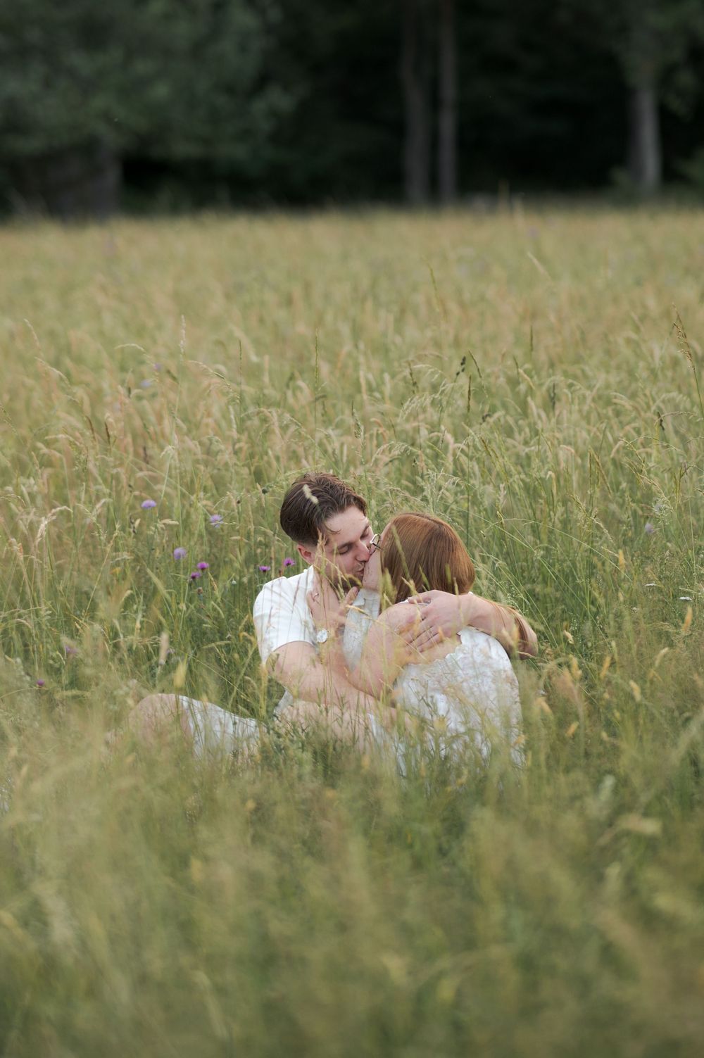 Étreinte d'un couple sous une lumière douce lors d'une séance photo en Alsace.