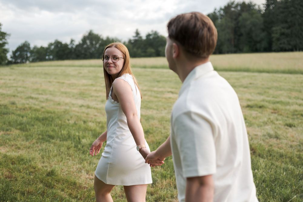 Photographie de couple romantique réalisée dans la nature alsacienne.