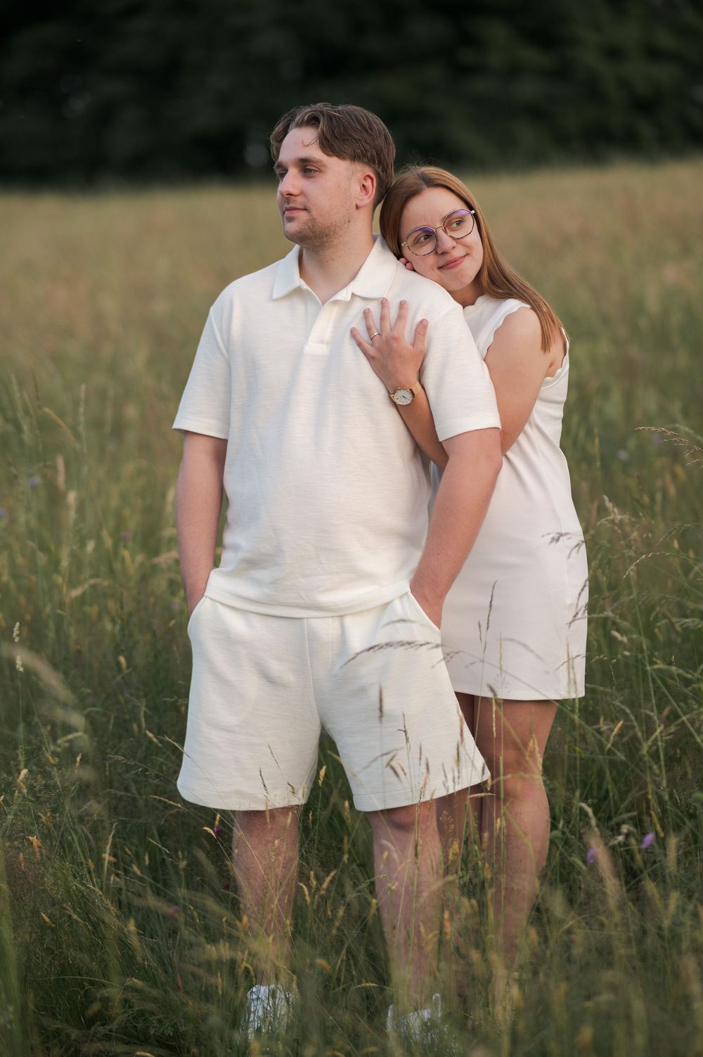 Portrait naturel d'un couple amoureux baigné par la lumière dorée du soir.