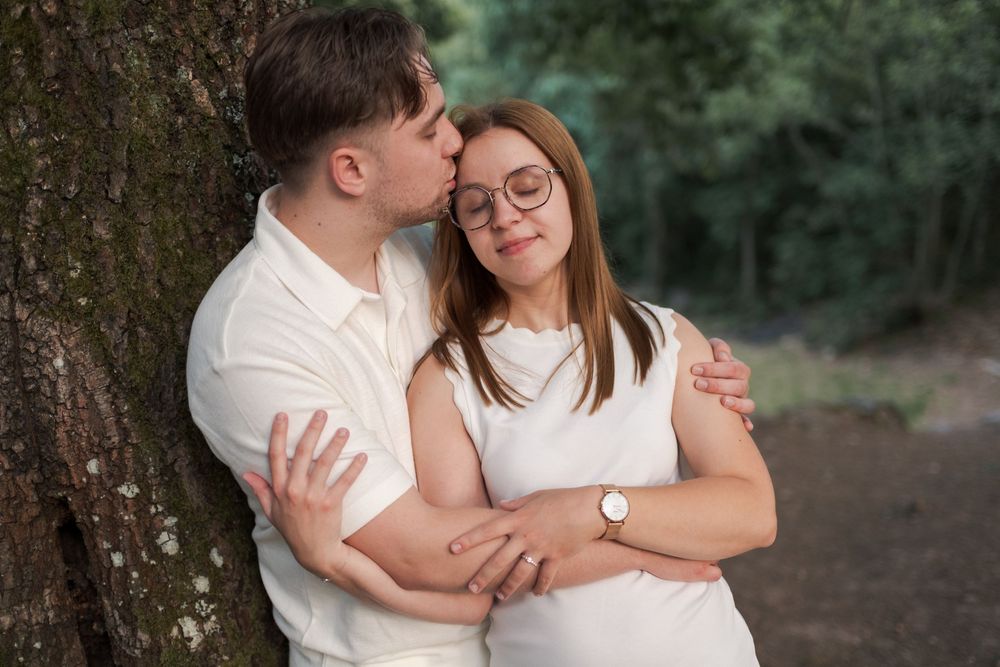 Couple enlacé au coucher du soleil dans une prairie en Alsace.