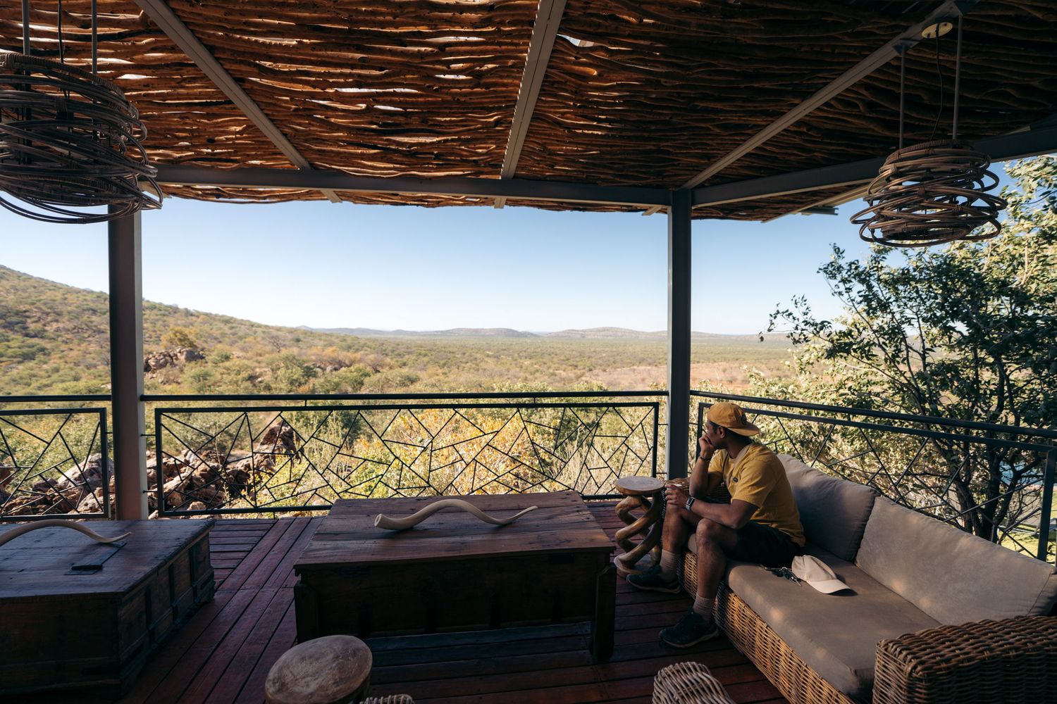 terrasse du mountain peak lodge avec un homme qui regarde la vue sur la plaine en contrebas