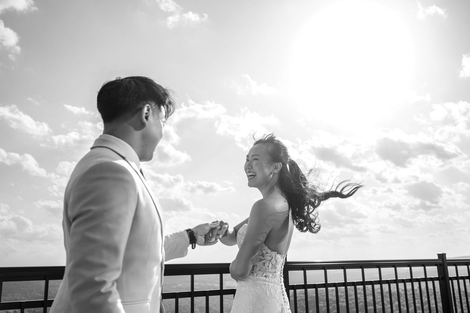 Couple en elopement intime photographié avec authenticité, émotions vraies et esthétique haut de gamme