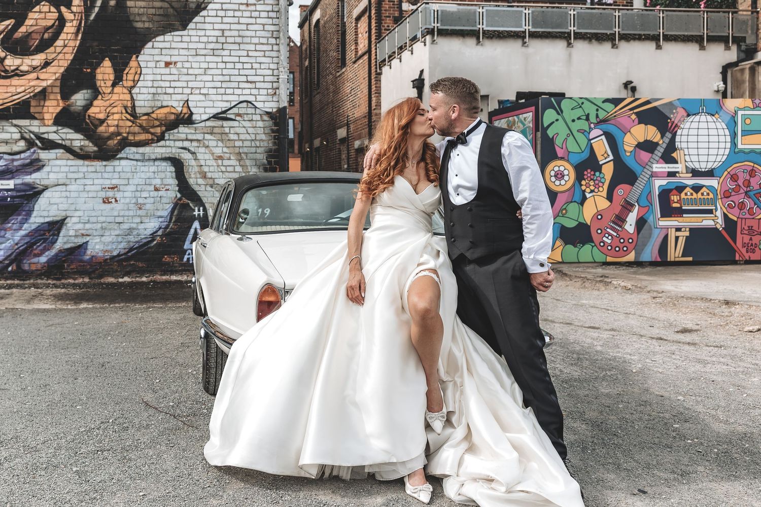 Relaxed unobtrusive wedding couple portraits