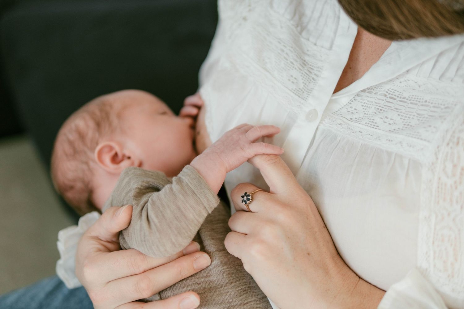 Coromandel peninsula family photography, a relaxed storytelling family in home newborn session