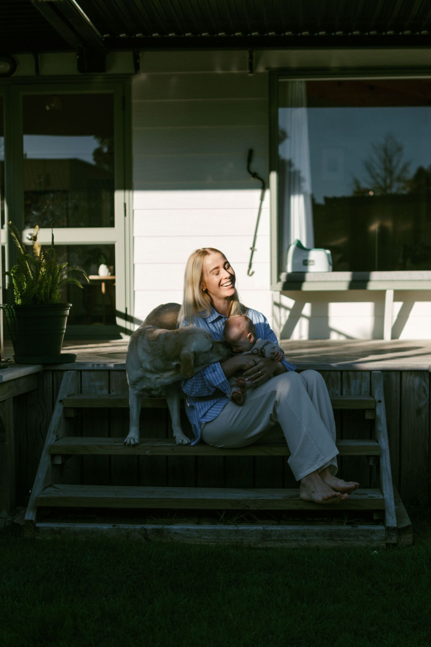 Coromandel peninsula family photography, a relaxed storytelling family in home newborn session