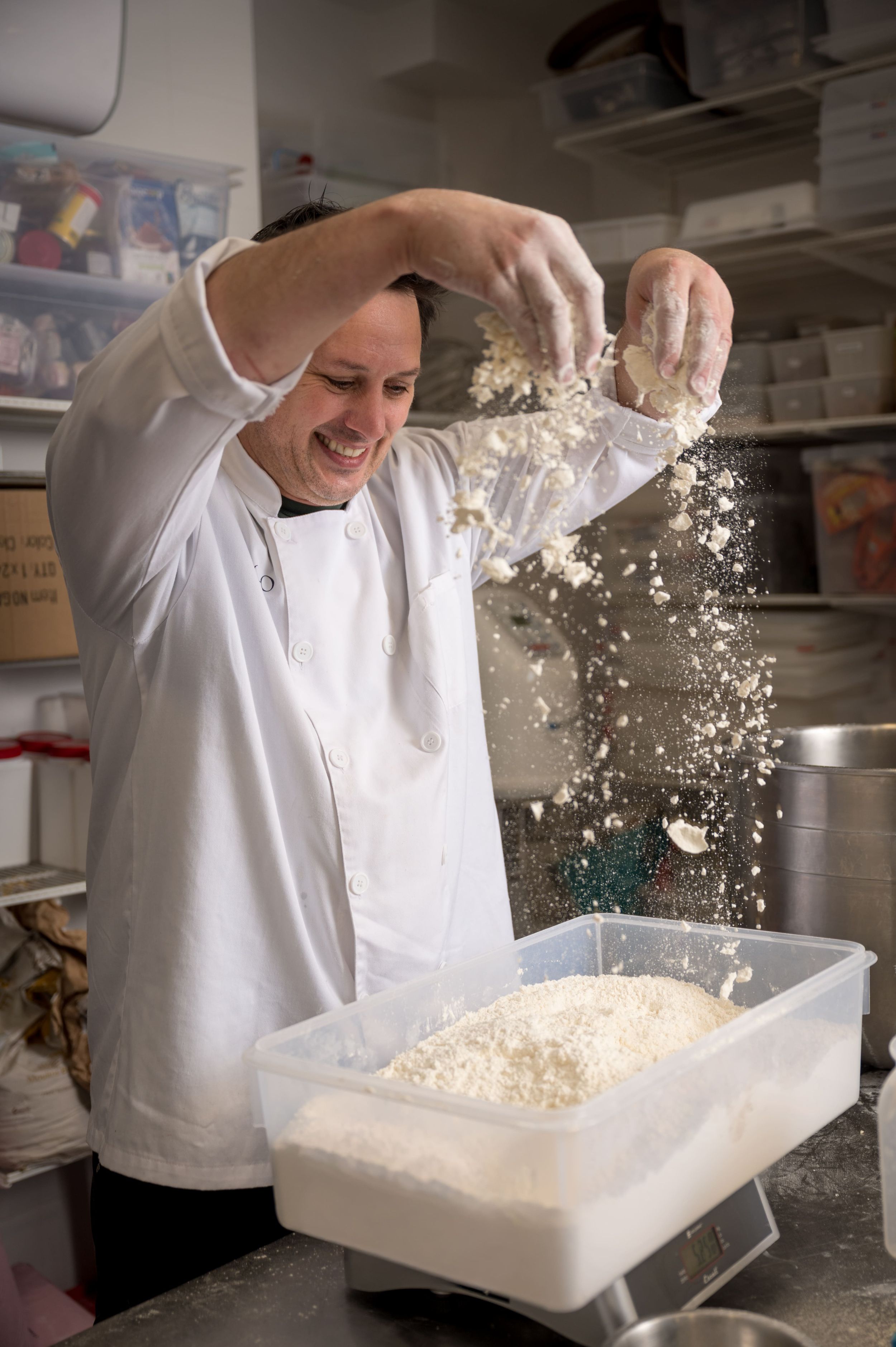 Réalisation d'un shooting avec un chef pâtissier en cuisine pour la marque Hacco. Photographe culinaire: Mélanie Rousselle