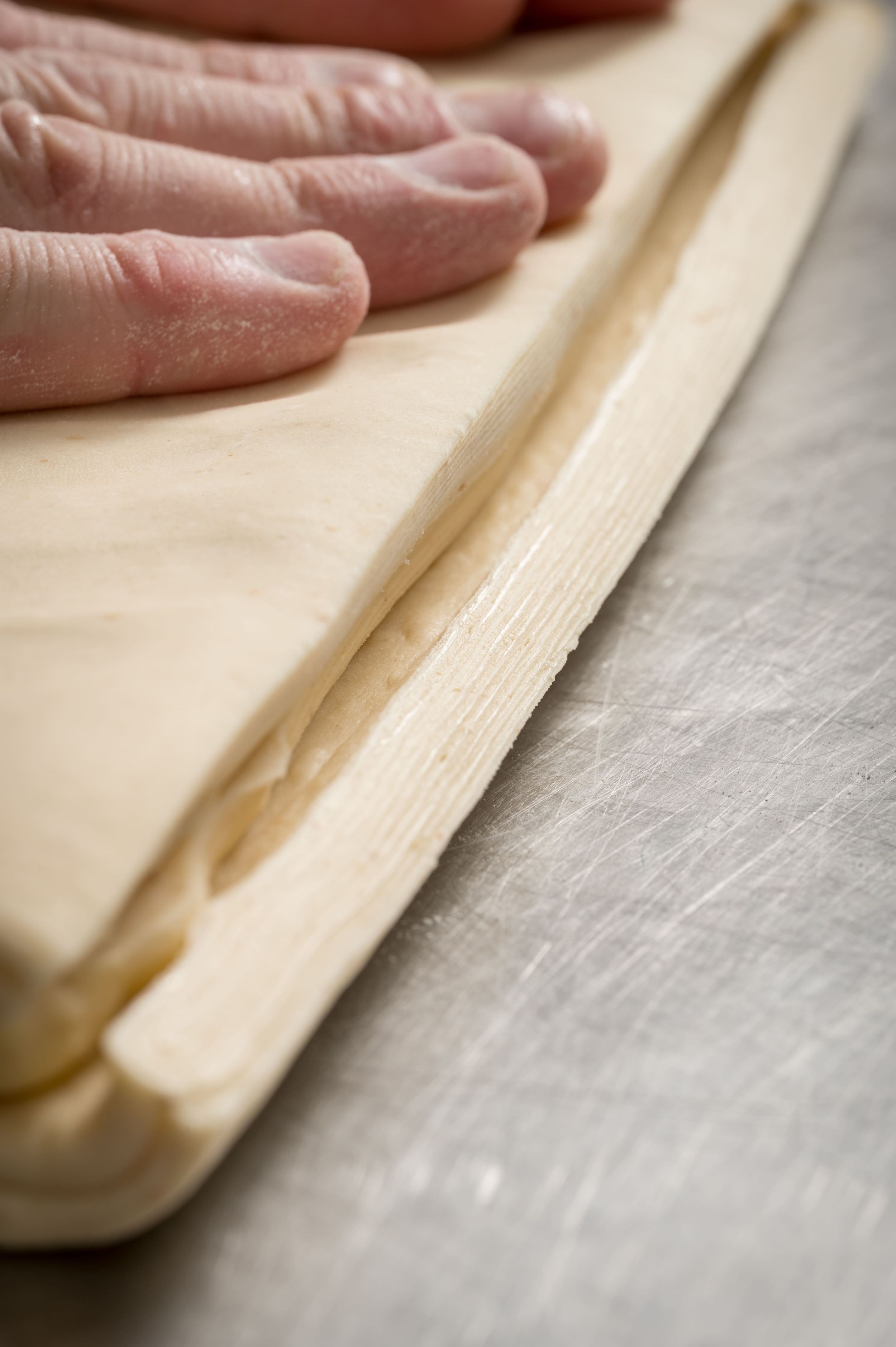 Réalisation d'un shooting avec un chef pâtissier en cuisine pour la marque Hacco. Photographe culinaire: Mélanie Rousselle