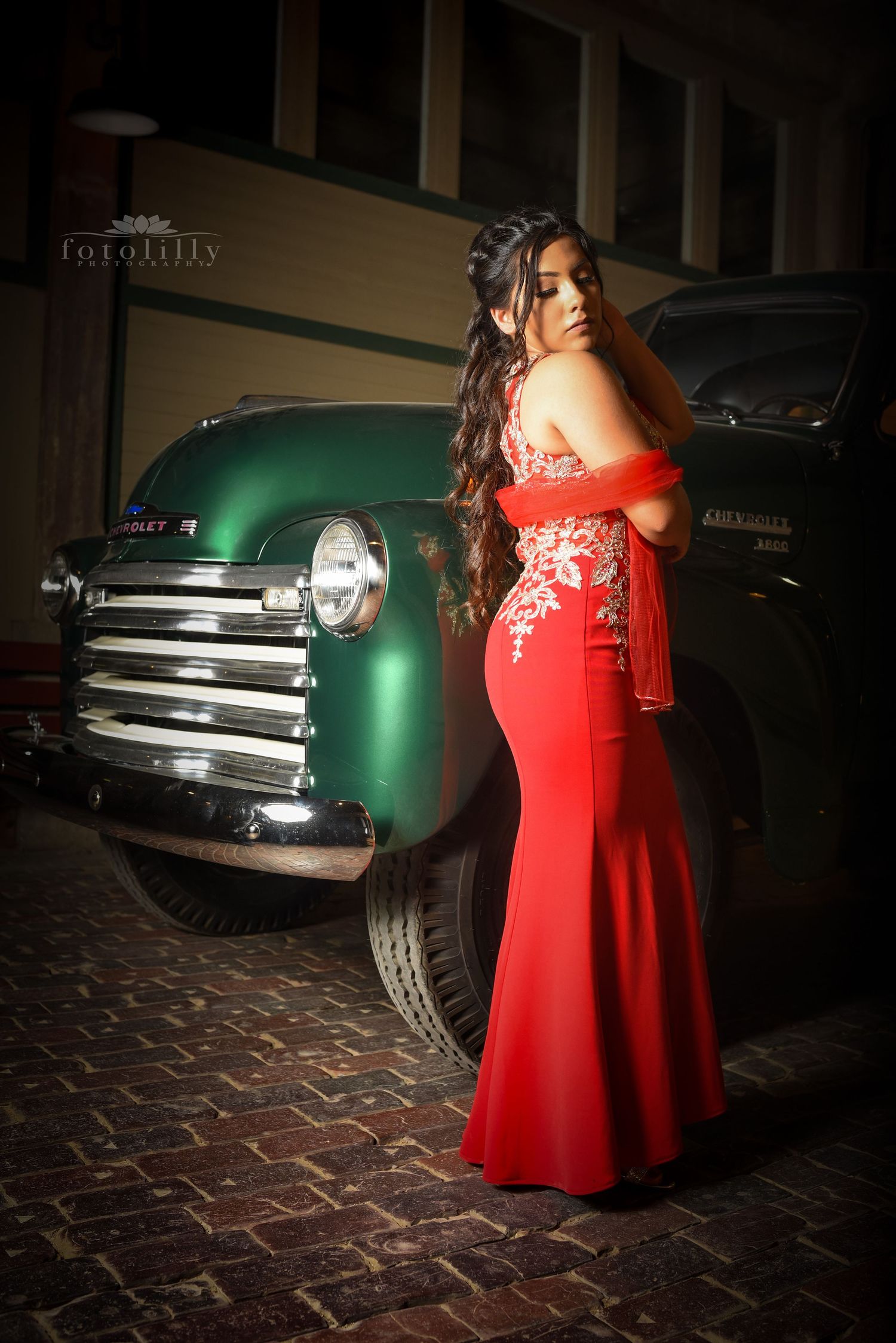 Award-winning Denton Quince photographer creating elegant Quinceañera portraits for families throughout Denton, Corinth