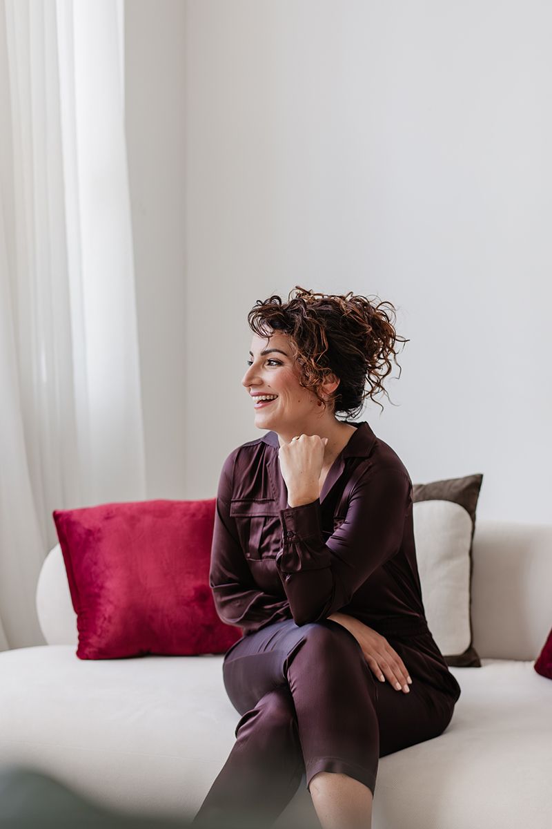 Personal branding shoot met een vrouwelijke ondernemer die in de real estate zit. Foto met lichte kleuren en bordeaux rood en paars.