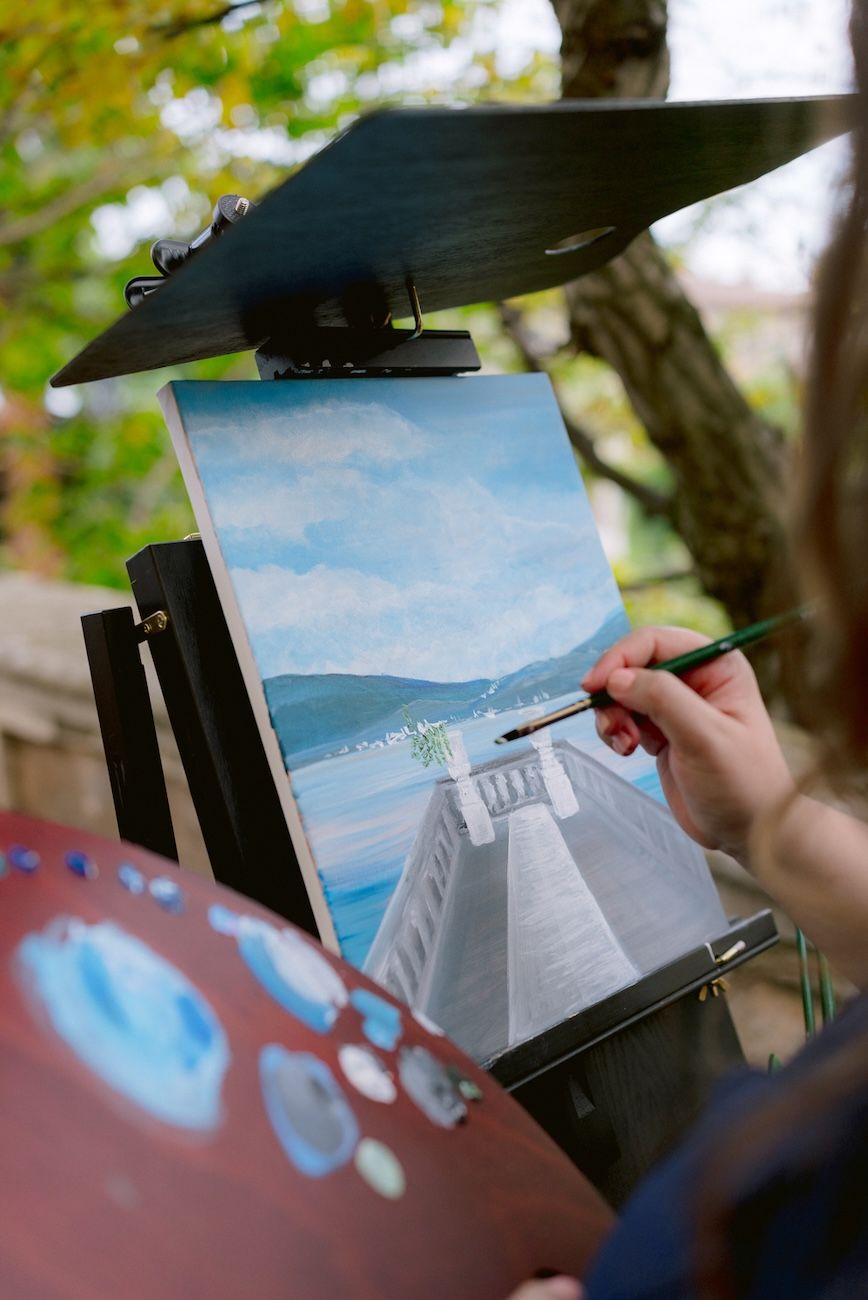 Live painter painting the ceremony during the celebration of a destination wedding at Villa Bettoni. Lake Garda. Italy.