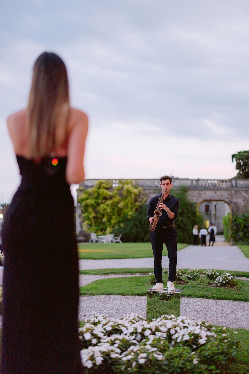 Live music with singer and sax during the wedding reception at Villa Bettoni, Lake Garda. Italy. Planning and Design by Solidea Events