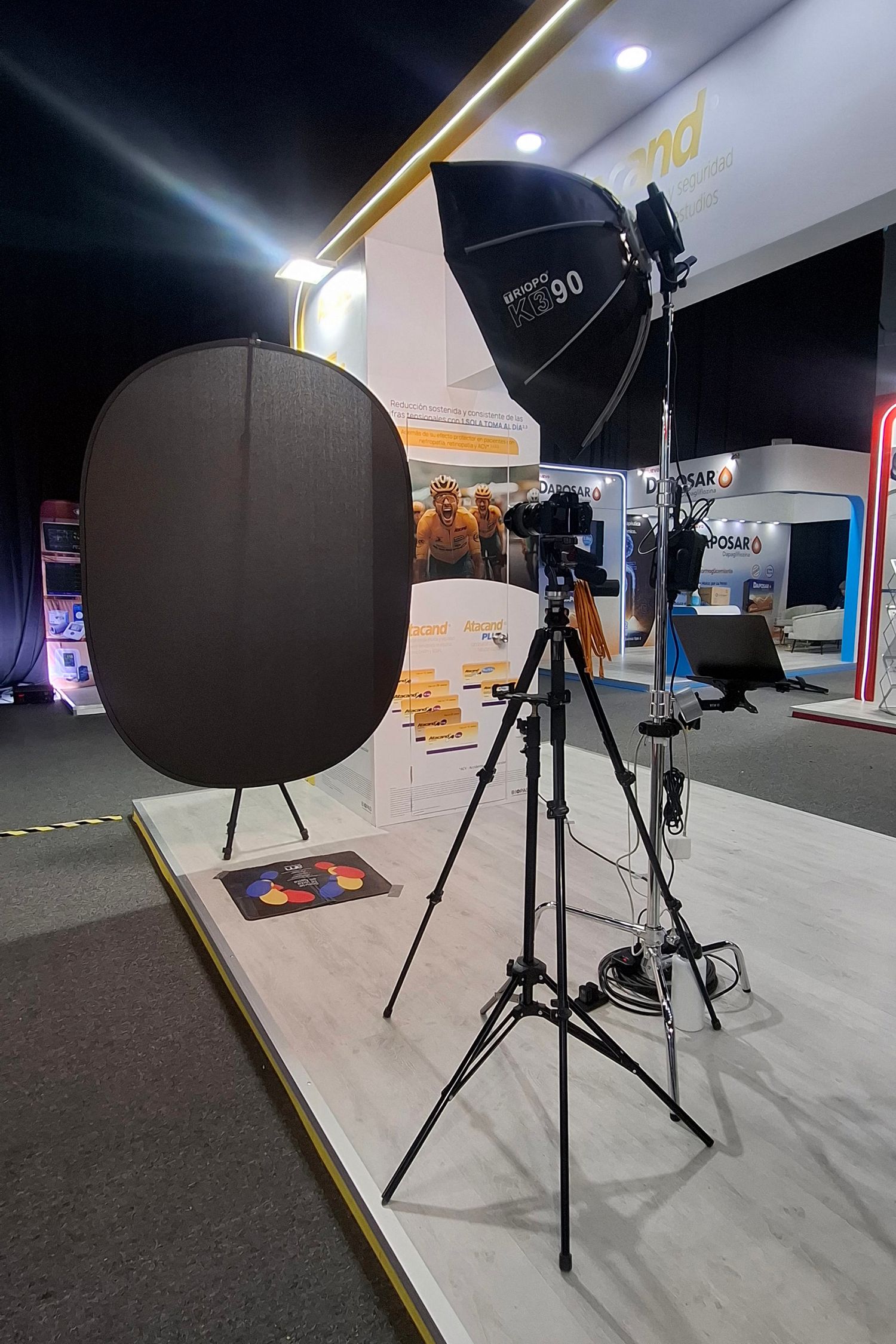 FOTOGRAFO EVENTOS CORPORATIVOS Y EMPRESARIALES SANTA FE EN UN STAND PARA HEADSHOT