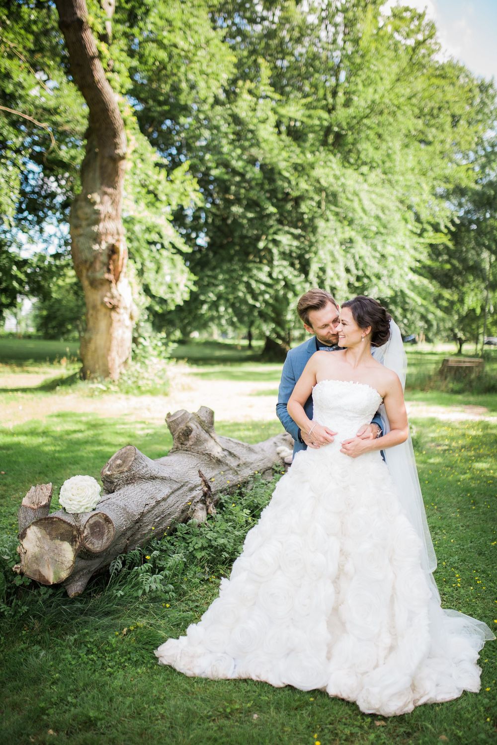 Brud i flot kjole i en park – bryllupsfoto af Martin & Louise