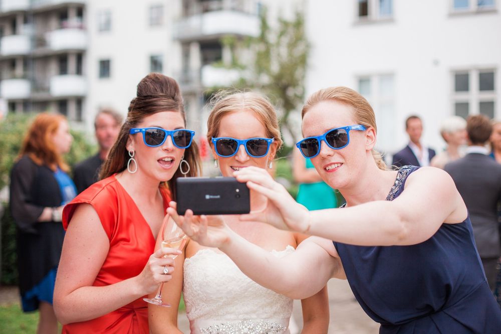Brudepiger tager selfie med solbriller – bryllupsfoto af Martin & Louise