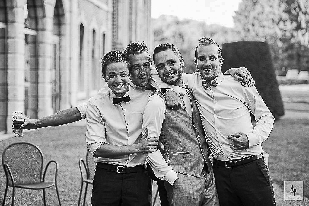 Photo spontanée du marié avec ses témoins
