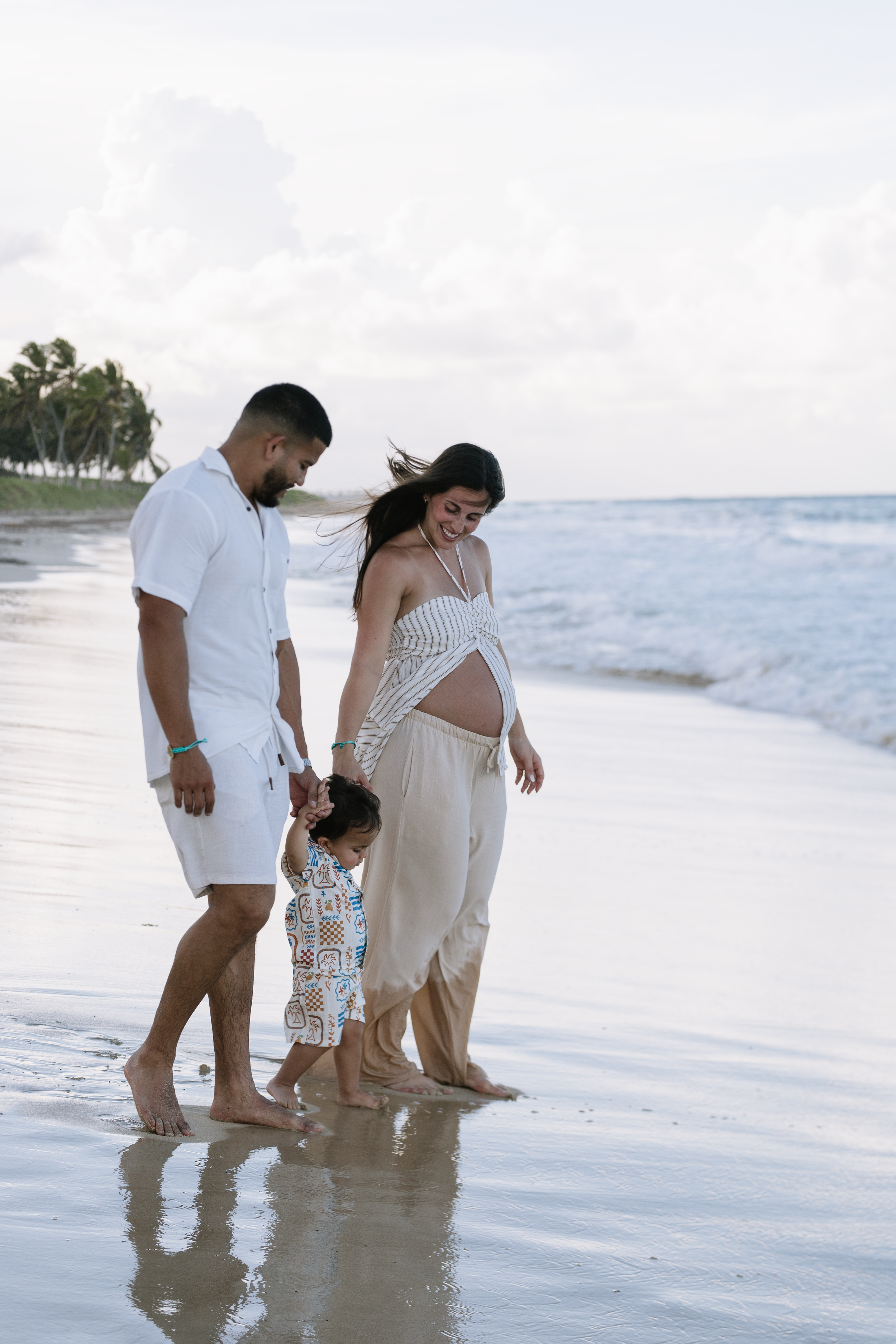 Embarazo en Cap Cana, Punta Cana. Fotografía de maternidad en playa con luz dorada y enfoque delicado y profesional.