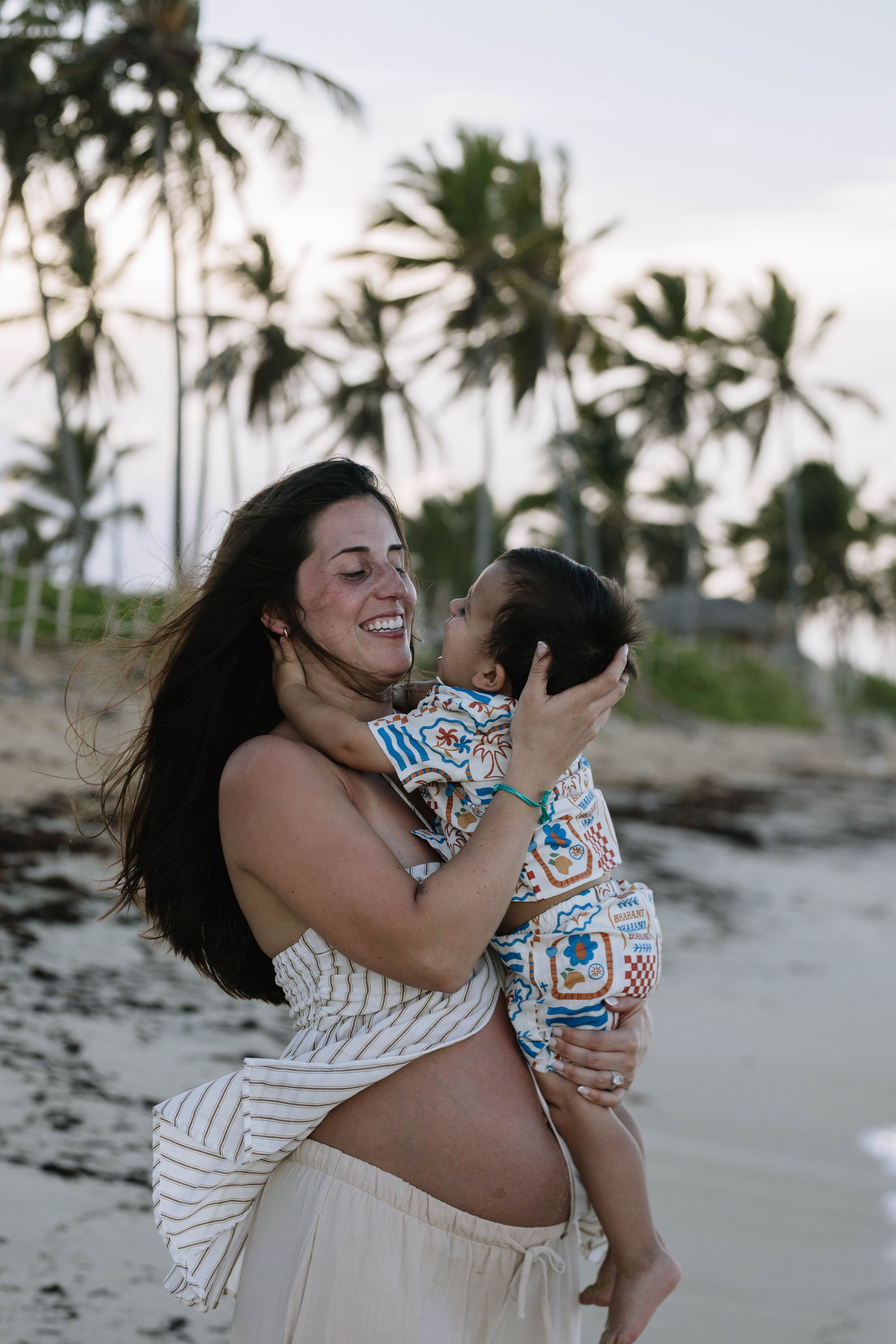 Sesión maternity en Punta Cana, Cap Cana. Fotos de embarazo en la playa con un estilo limpio, natural y atemporal.