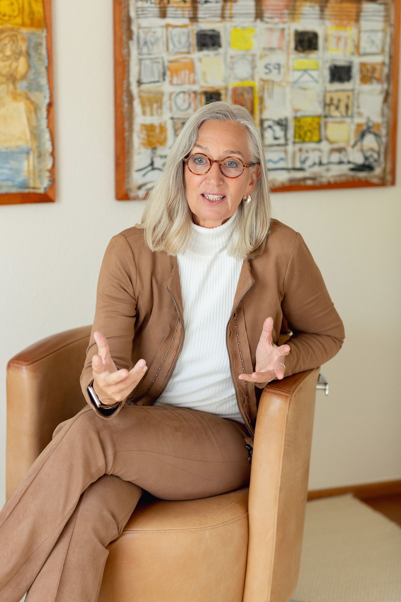 Portrait von Anja Kreck, ein Gespräch suggerierend, Executive Coach und Beraterin in Frankfurt. Business- und Personal Branding Fotografie