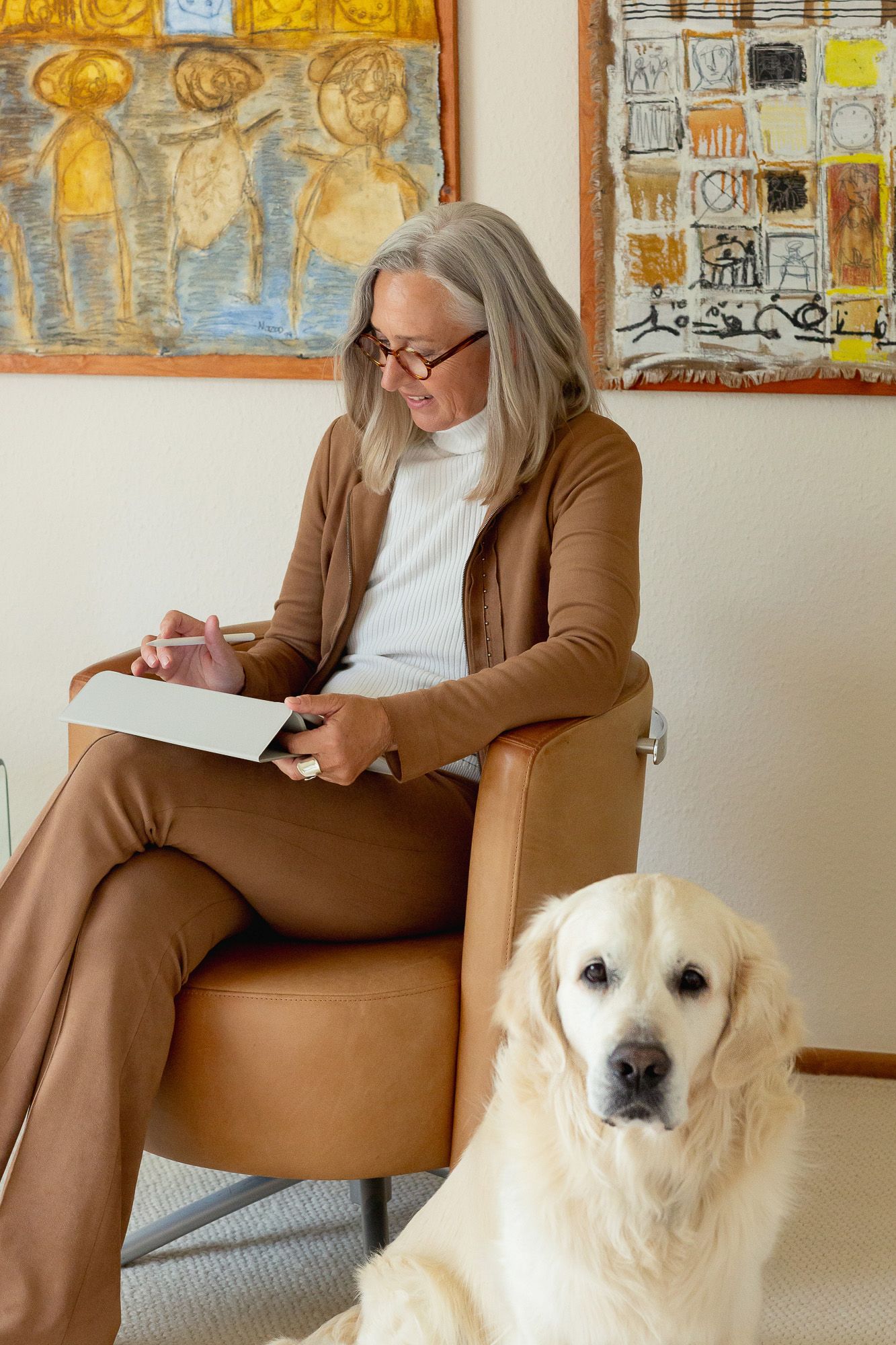 Portrait mit Pad und Hund von Anja Kreck bei der Arbeit an ihren Coaching- und Beratungsthemen. Business- und Personal Branding Fotografie