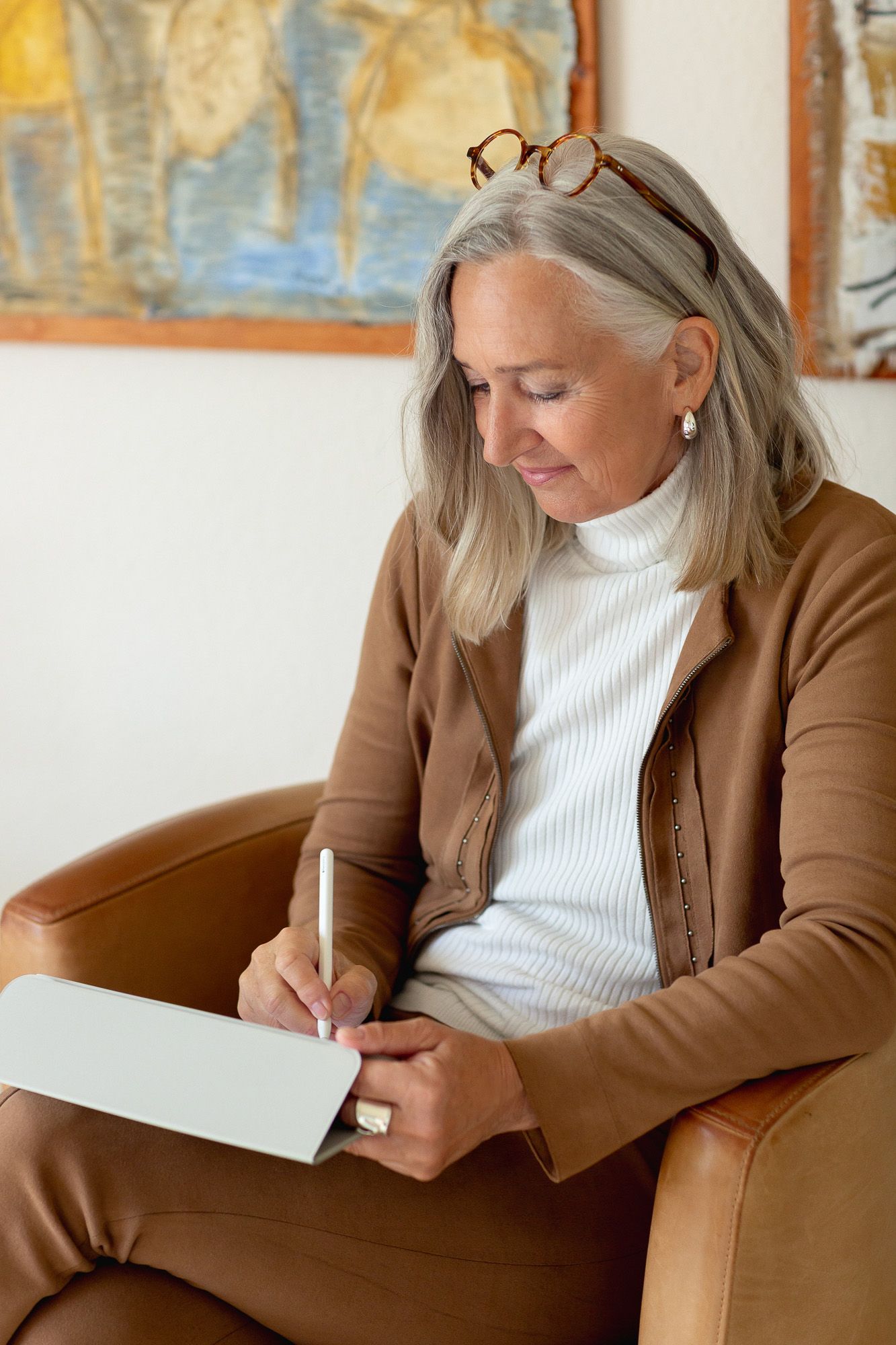 Natürliches Portrait mit Pad von Anja Kreck bei der Arbeit an ihren Coaching- und Beratungsthemen. Business-und Personal Branding Fotografie