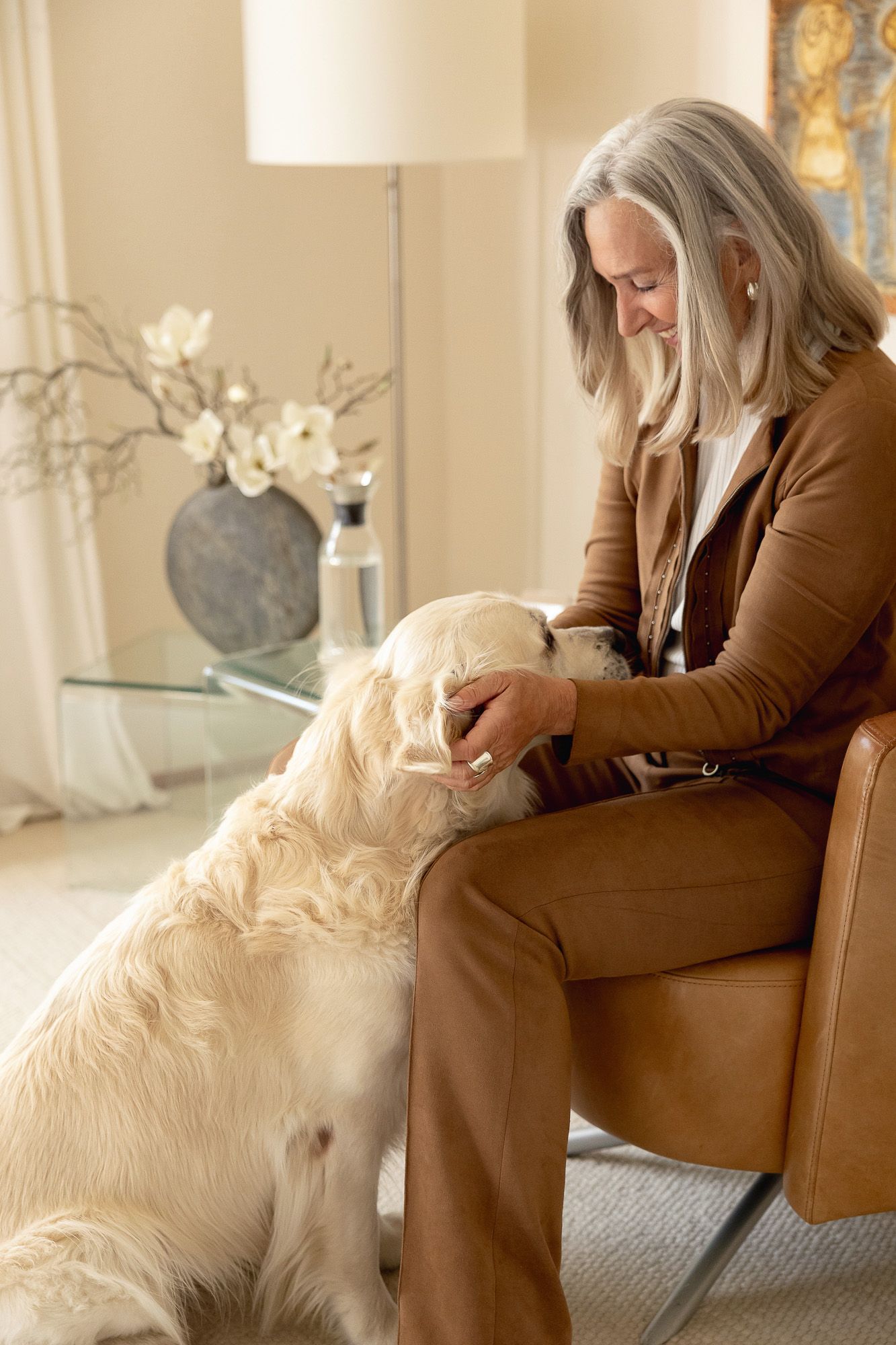 Portrait von Anja Kreck, Executive Coach Frankfurt Business, mit ihrem Golden Retriever. Business- und Personal Branding Fotografie