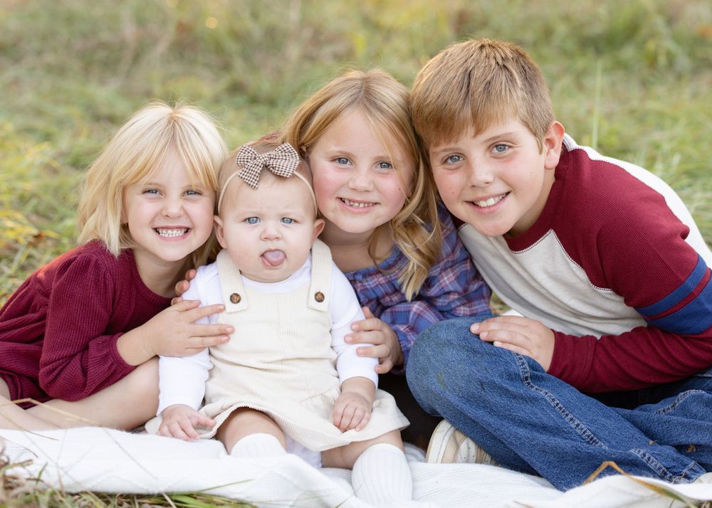 Cousins together during an extended family photo session at Broemmelsiek Park