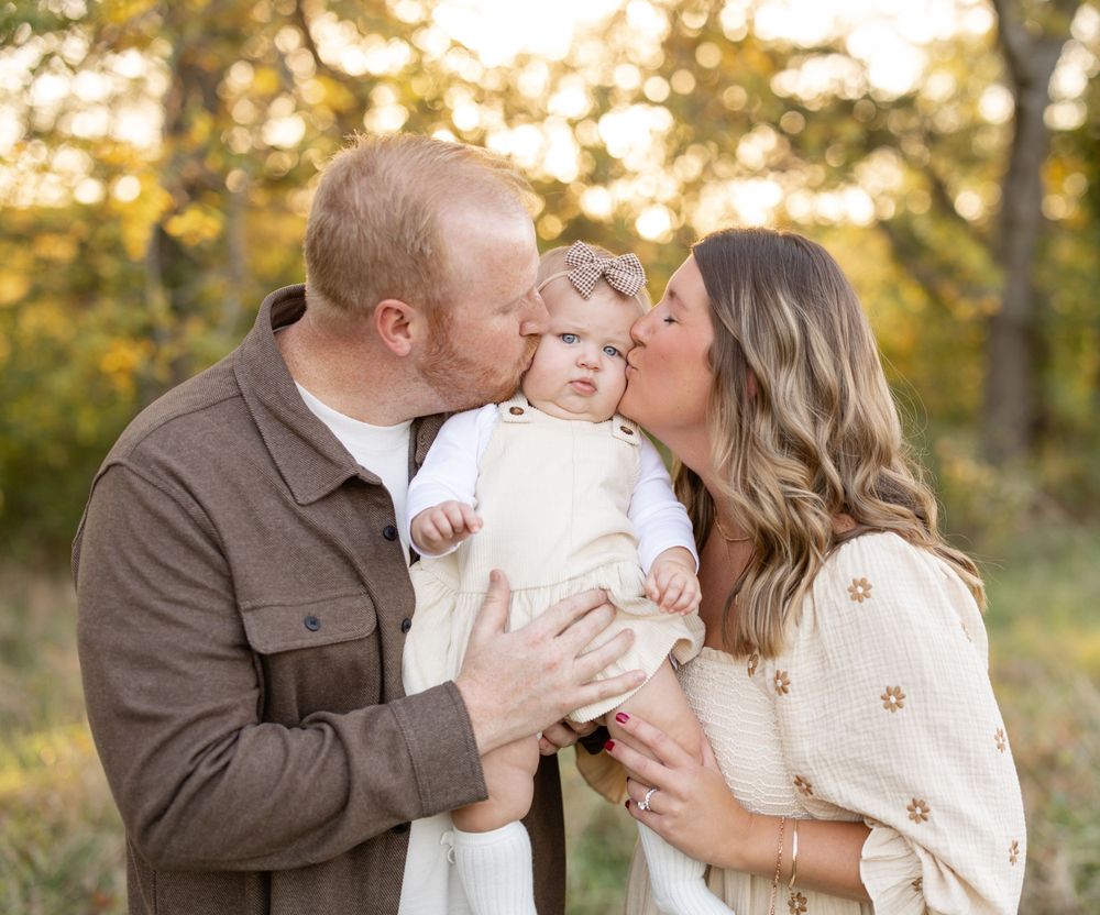 Candid family moments captured at Broemmelsiek Park in St. Charles County