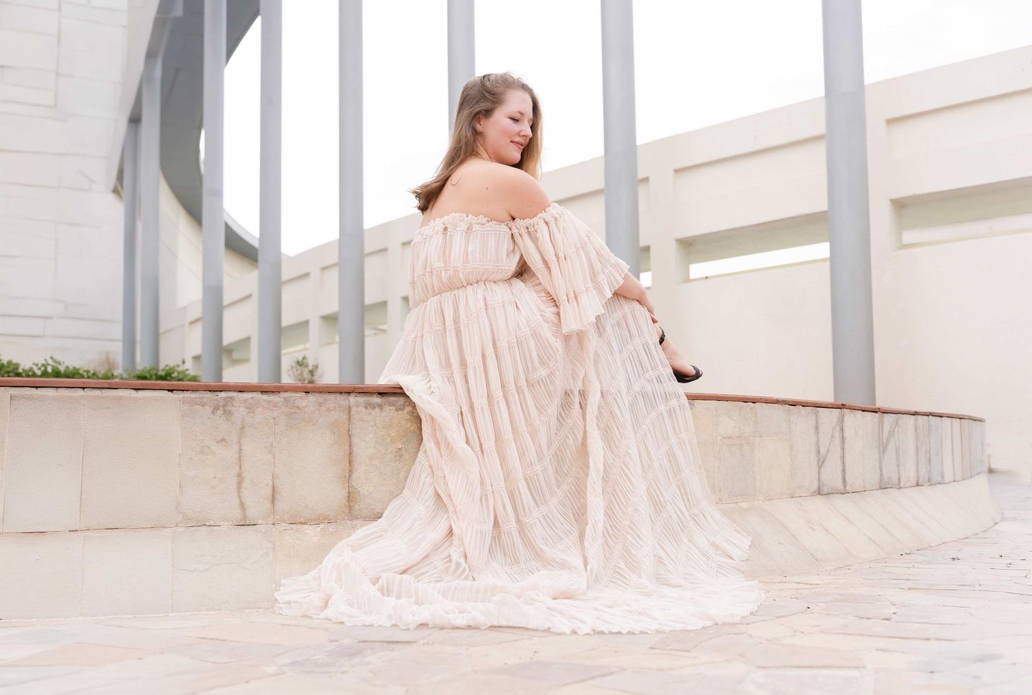 umm al emarat park photoshoot in abu dhabi clinet closet options beige white dress roamtic