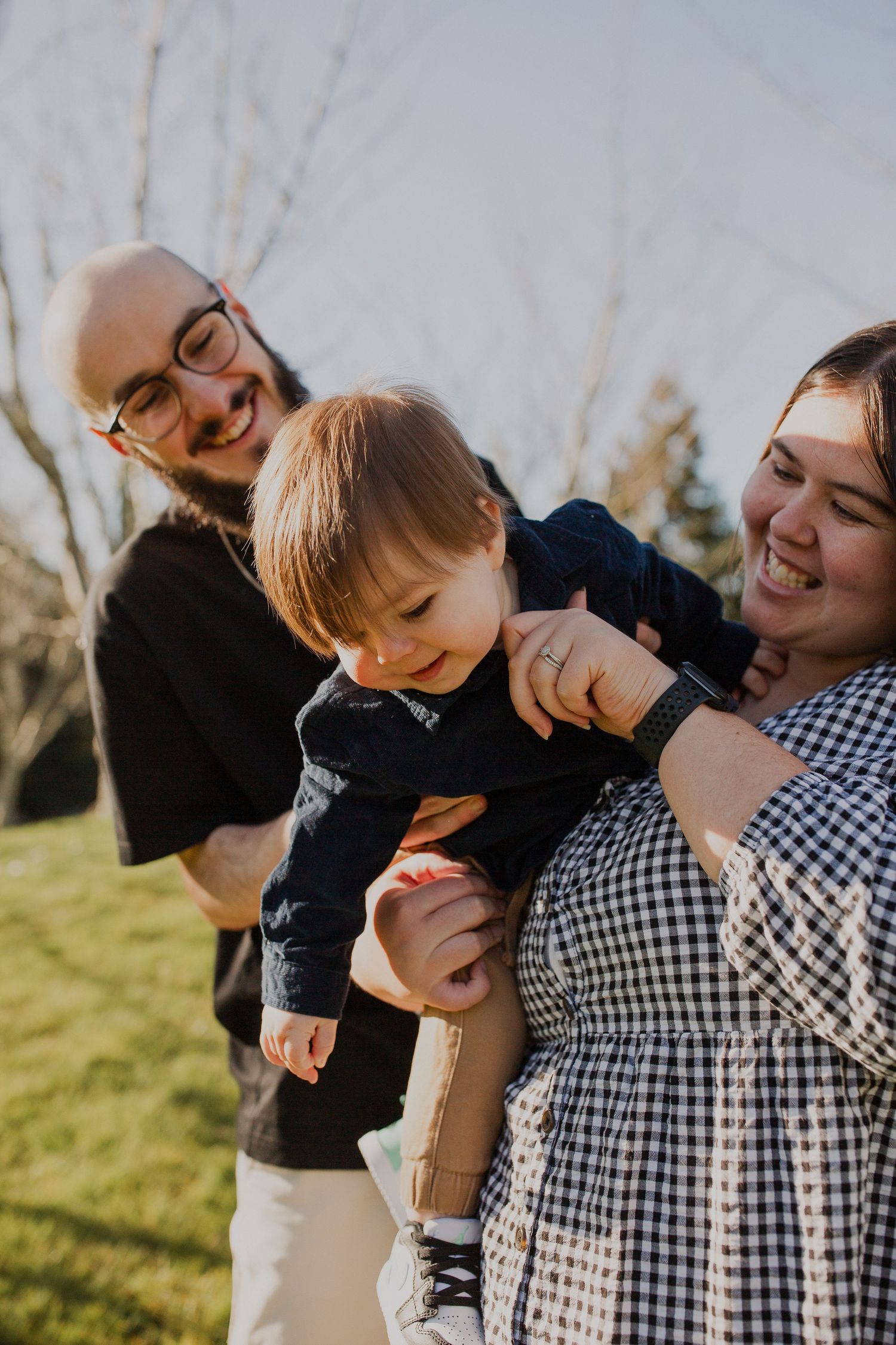 Cuddly family photo session, Miyazu Park, nelson.