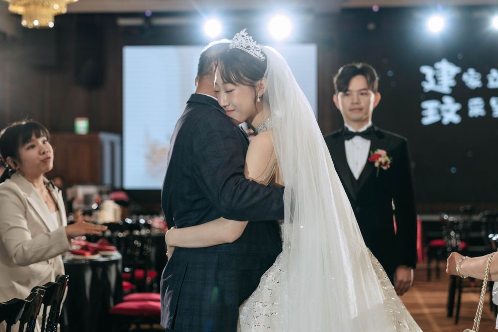 高雄老新台菜婚禮攝影紀錄，由渴望影像攝影師 Eric 拍攝。從早上迎娶儀式到午宴婚禮，完整記錄新人與家人的自然互動、經典合照及類婚紗畫面。Eric 擅長婚宴現場場控與專業燈光配置，即使在不同宴會餐廳與複雜光線環境中，也能穩定呈現自然膚色、立體光影與清楚畫面，留下耐看且真實的台灣婚
