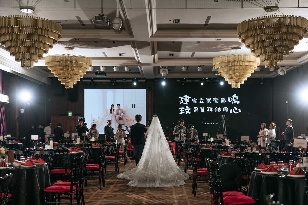 高雄老新台菜婚禮攝影紀錄，由渴望影像攝影師 Eric 拍攝。從早上迎娶儀式到午宴婚禮，完整記錄新人與家人的自然互動、經典合照及類婚紗畫面。Eric 擅長婚宴現場場控與專業燈光配置，即使在不同宴會餐廳與複雜光線環境中，也能穩定呈現自然膚色、立體光影與清楚畫面，留下耐看且真實的台灣婚