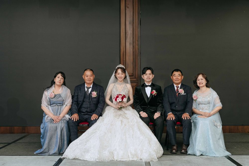 高雄老新台菜婚禮攝影紀錄，由渴望影像攝影師 Eric 拍攝。從早上迎娶儀式到午宴婚禮，完整記錄新人與家人的自然互動、經典合照及類婚紗畫面。Eric 擅長婚宴現場場控與專業燈光配置，即使在不同宴會餐廳與複雜光線環境中，也能穩定呈現自然膚色、立體光影與清楚畫面，留下耐看且真實的台灣婚
